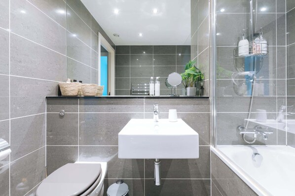 Dusche, Haartrockner, Shampoo