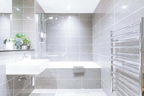 Douche, sèche-cheveux, shampoing