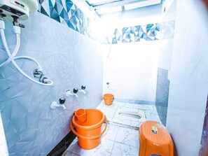 Sèche-cheveux, serviettes fournies, savon, shampoing