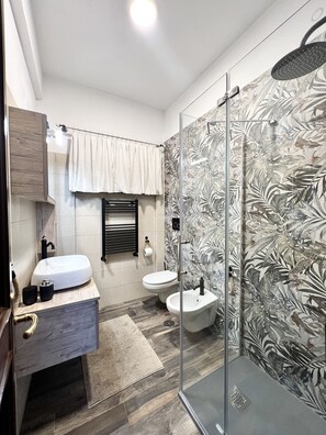 Ducha, bañera de hidromasaje, secador de pelo, bidet