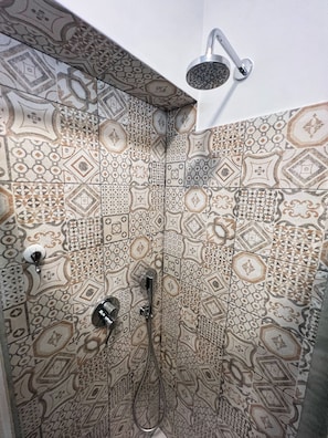 Dusche, Whirlpool, Haartrockner, Bidet