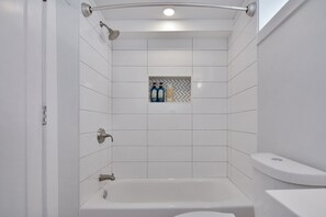 Dusche, Handtücher, Seife, Shampoo