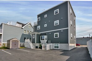Exterior - Sleek Somerville Apartment near Encore! (Somerville)