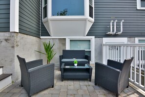 Terrace/patio - Sleek Somerville Apartment near Encore! (Somerville)