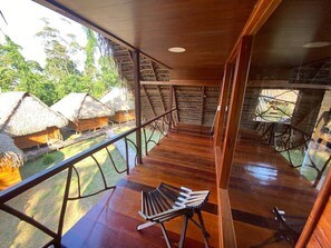 Individually decorated, desk, laptop workspace, bed sheets - SACHA ÑAMPI ECOLODGE (Parroquia Nuevo Rocafuerte)