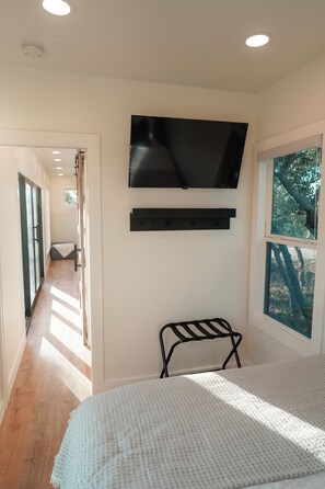 1 bedroom, bed sheets - Redfish Container Home - Fish Camp Rockport (Aransas County)