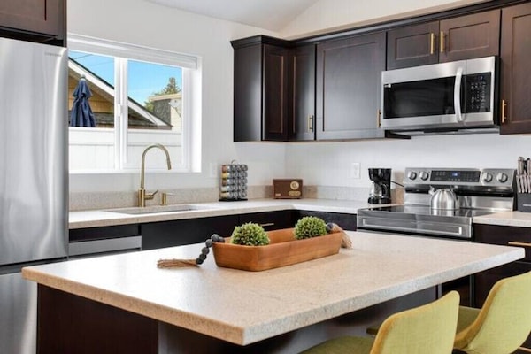 Een koelkast, een microgolfoven, een oven, een kookplaat