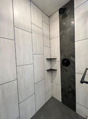 Douche, sèche-cheveux, serviettes fournies, savon