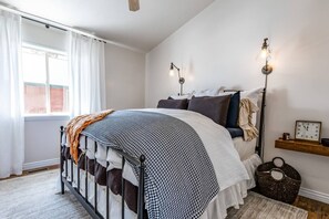 3 soverom, skrivebord, strykejern/-brett og reiseseng for barn