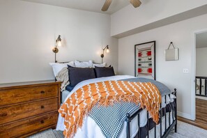 3 bedrooms, desk, iron/ironing board, free WiFi