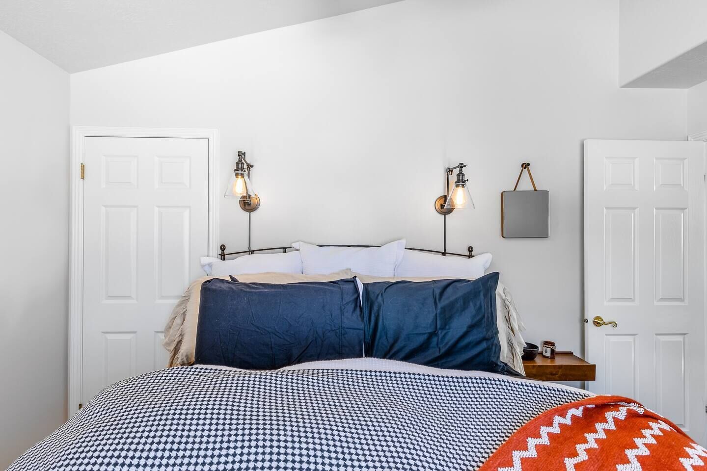 3 habitaciones, escritorio y tabla de planchar con plancha 
