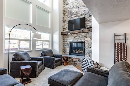 Smart TV, fireplace. Sugar Pine MR4 | Ski-In/Out | Powder Mtn Slopes