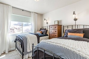 3 slaapkamers, een bureau, een strijkplank/strijkijzer, reisbedje