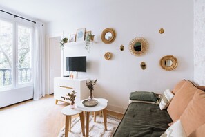 TV, offices - Alluring 1BD Apartment 5 min to the Eiffel Tower! (Paris)