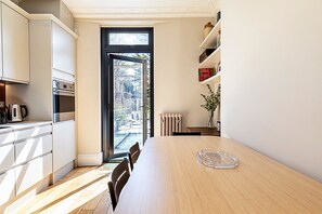 Apartment | Private kitchen | Freezer, dining tables - Stylish Kings Cross Apartment With Garden Retreat (London)