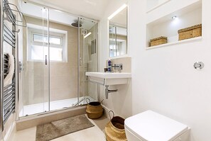 Apartment | Bathroom - Stylish Kings Cross Apartment With Garden Retreat (London)