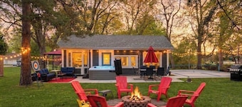 *Beach Walk, Hot Tub & Private Pickleball Gem*