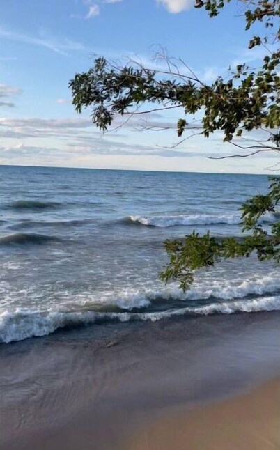 Private Pickleball Court* Hot Tub*Steps from Beach