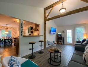 Smart TV, video games - Hot tub, Lakeside, Cozy Charm! (Plympton-Wyoming)