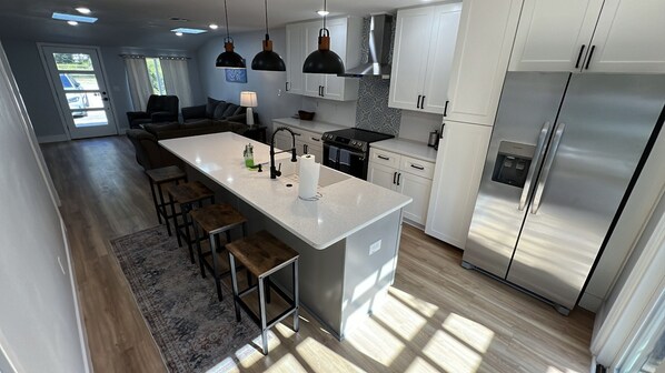 Microondas, horno, placa de cocina, lavavajillas