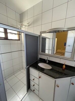 Klassieke driepersoonskamer | Badkamer | Gratis toiletartikelen, een haardroger