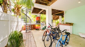 Een overdekt buitengebied met fietsen, een trap en een bord waarop een locatie in Miami, VS staat.