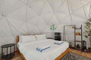 Barraca premium, 1 cama King, banheira de imersão | Wi-Fi de cortesia, roupa de cama