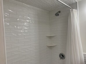 Haartrockner, Handtücher, Seife, Shampoo