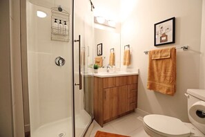 Douche, sèche-cheveux, serviettes fournies