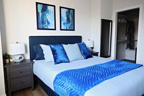 3 bedrooms, desk, iron/ironing board, travel cot - Downtown 3 Queen Beds|A/C|Double Garage|Disney+ (Edmonton)