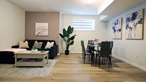 Una sala de estar moderna con sofá, mesa de centro y comedor.