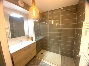 Douche, sèche-cheveux