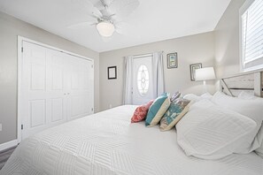 3 habitaciones, tabla de planchar con plancha y ropa de cama