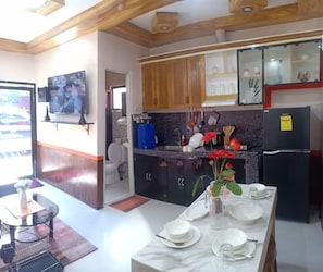 Refrigerador, parrilla de estufa, lavavajillas y utensilios de cocina 
