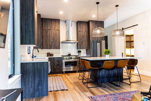 Fridge, microwave, oven, stovetop - New Luxury Home in the Heart of Ouray, Walk Main St, Breathtaking Views, AC (Ouray)