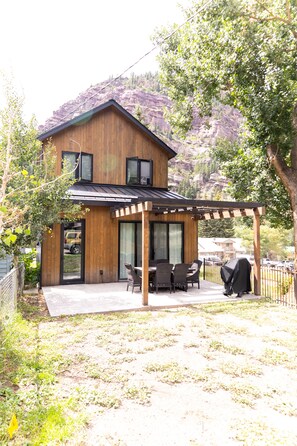 Outdoor dining - New Luxury Home in the Heart of Ouray, Walk Main St, Breathtaking Views, AC (Ouray)