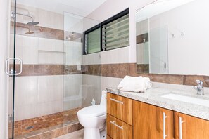 Douche, sèche-cheveux, serviettes fournies, savon
