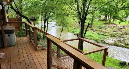 Peaceful Creekside Getaway