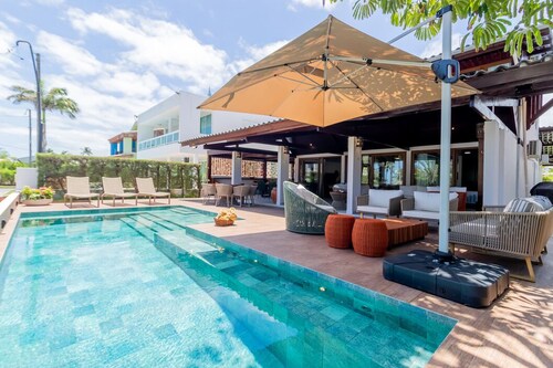 Belissima Casa Muro Alto, Recentemente Reformada, com 6 Quartos , 5 Suites,