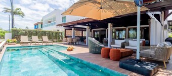 Belissima Casa Muro Alto, Recentemente Reformada, com 6 Quartos , 5 Suites,