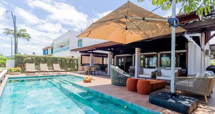 Belissima Casa Muro Alto, Recentemente Reformada, com 6 Quartos , 5 Suites,