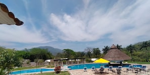 2 つの屋外プール