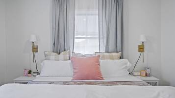 2 quartos, escrivaninha, ferros/tábuas de passar roupa, berço de viagem