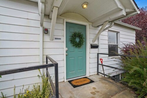 Whitetail Bungalow | Walk to Downtown Nampa | King Bed