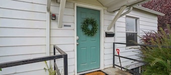 Whitetail Bungalow | Walk to Downtown Nampa | King Bed
