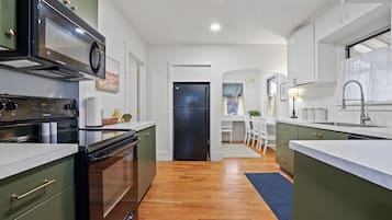 Jääkaappi, mikroaaltouuni, uuni, liesi