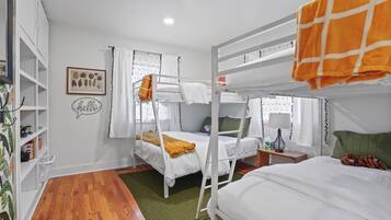 2 habitaciones, escritorio y tabla de planchar con plancha