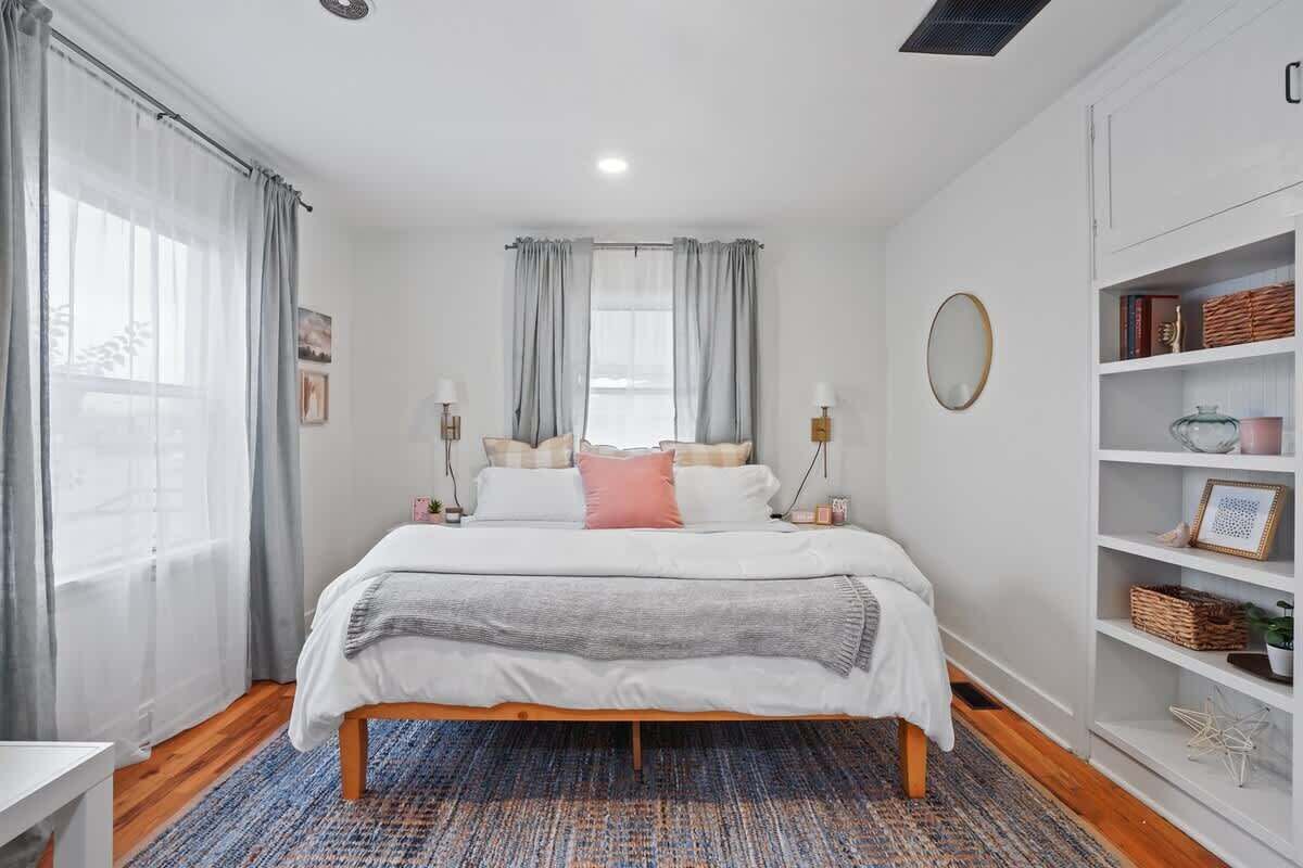 2 bedrooms, desk, iron/ironing board, travel crib