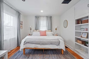 2 slaapkamers, een bureau, een strijkplank/strijkijzer, reisbedje