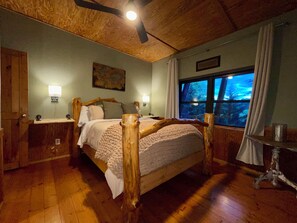 3 bedrooms, iron/ironing board, WiFi, bed sheets - Tree House Treasure ~ Rare Find ~ (Johnson City)